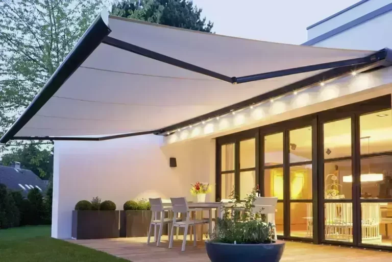 Varanda moderna decorada com toldo e iluminacao Foto Sol e Mar Toldos