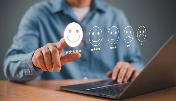 A logística impacta a experiência do cliente ao influenciar prazos, custos e satisfação no processo de compra online.