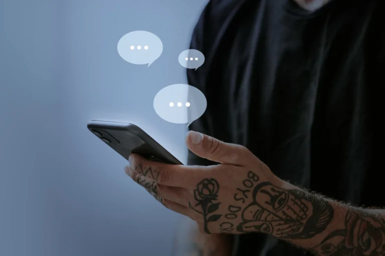 chatbots de atendimento 24h vale a pena para negocios locais homem usando smartphone com icones de b