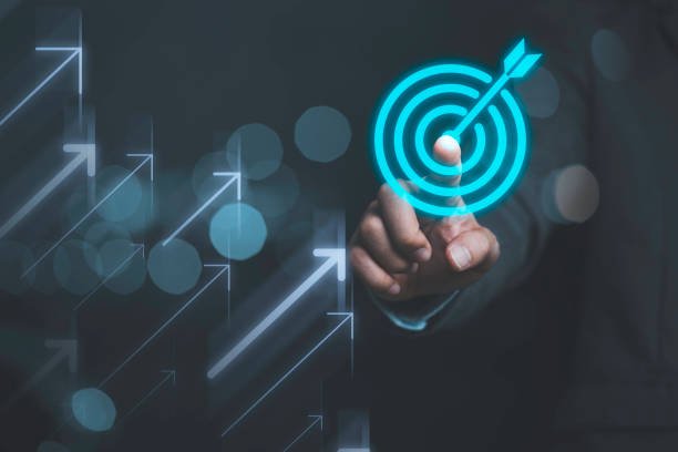 Crie vantagens competitivas difíceis de copiar com conhecimento próprio, experiência, dados e processos que geram valor de forma consistente.