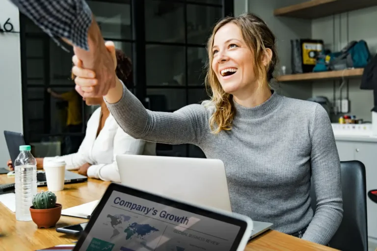 como conseguir os primeiros clientes e transformar interesse em vendas mulher sorridente reuniao esc